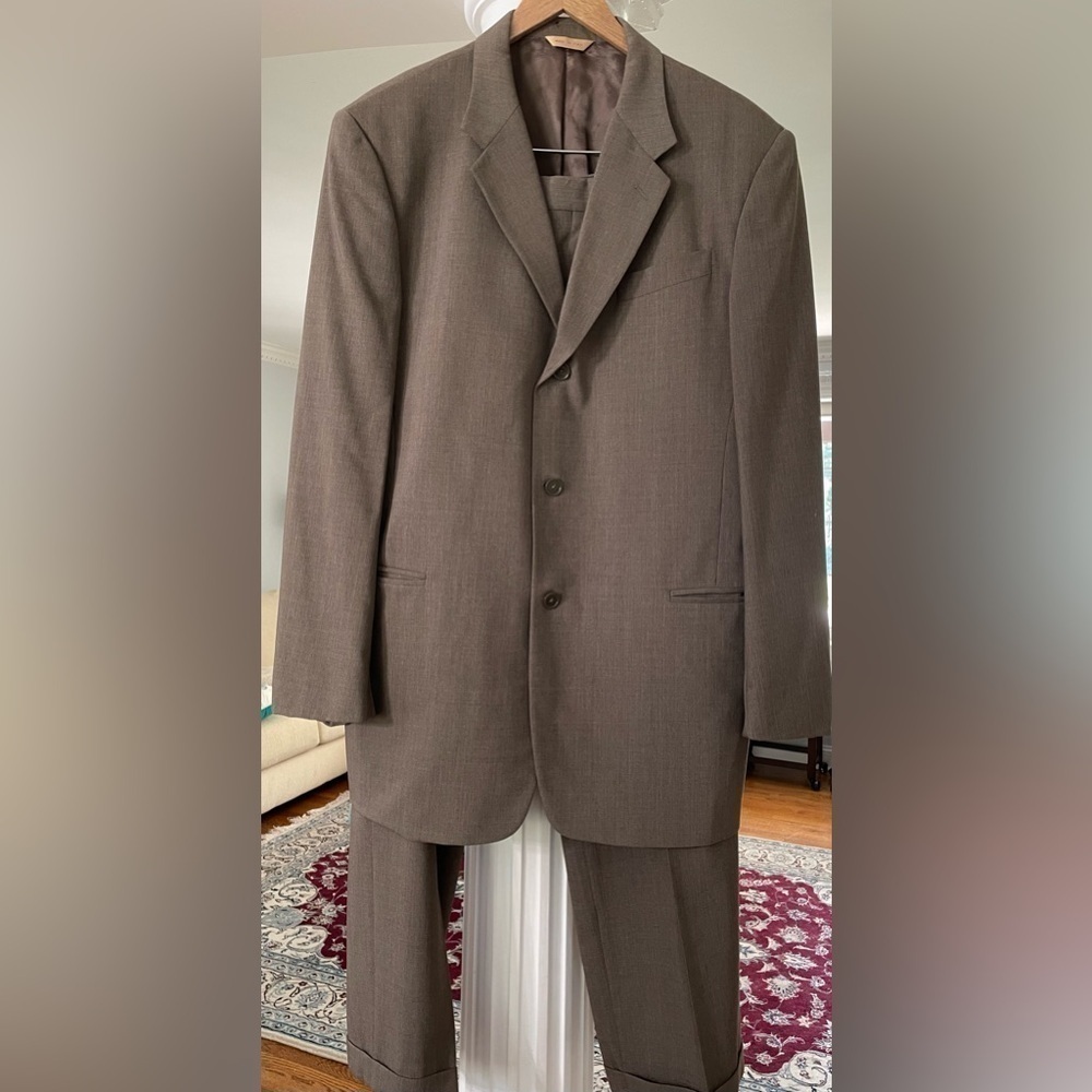 Donna Karen Signature men’s 100% wool suit made in Italy. Long and olive color